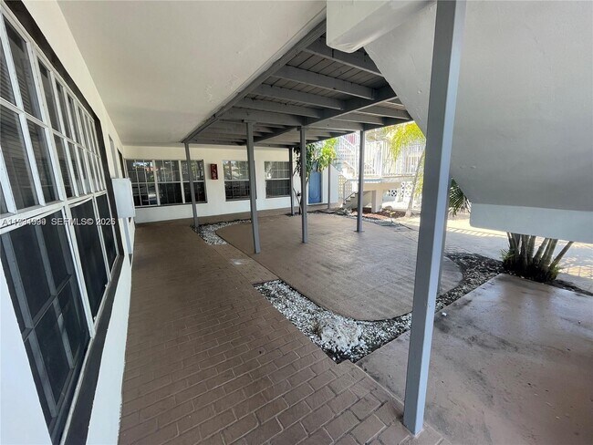 Building Photo - 1425 NE 56th St