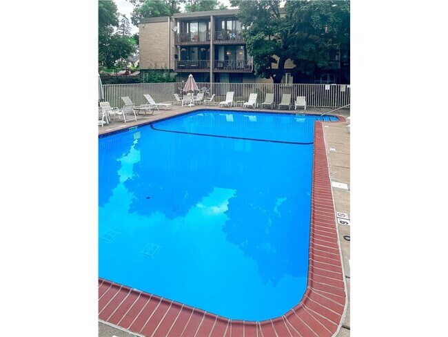 Building Photo - Charming 1 Bedroom Condo in the Heart of S...