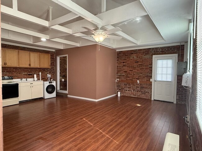 Building Photo - Immaculate Studio Apt. w/All utilities- Less than 5- minute drive to Downtown Bristol!