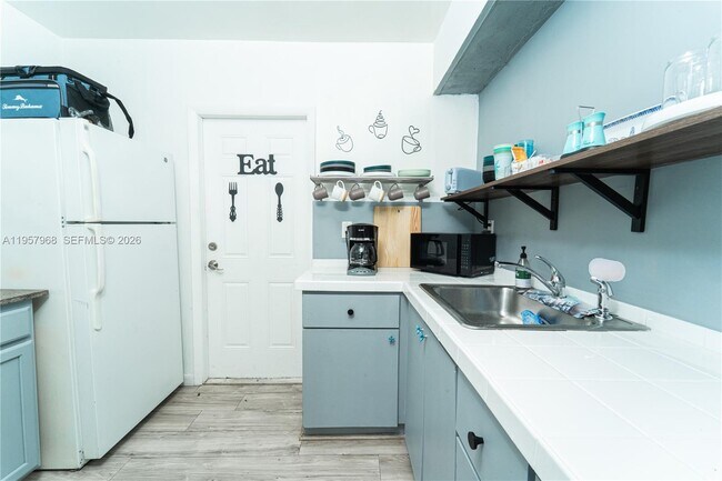 Building Photo - 1215 NE 127th St