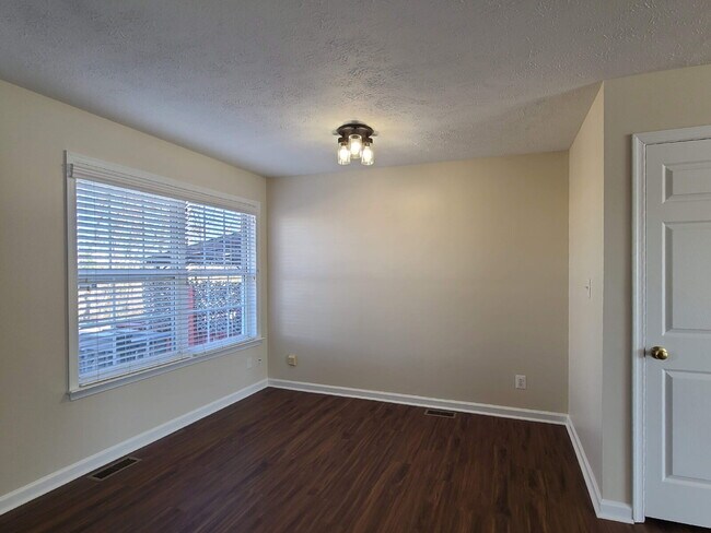 Building Photo - Beautifully Updated 4 BR, 2.5 BA Townhome