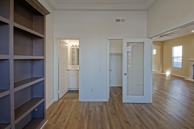 Building Photo - Just Renovated! Beautiful & Spacious, 6BD/...