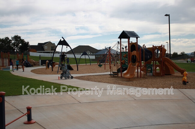 Building Photo - 3325 Redshoulder Dr