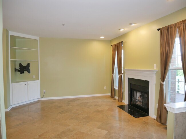 Building Photo - Gorgeous Former Model 4 Bed 2.5 Bath Townh...