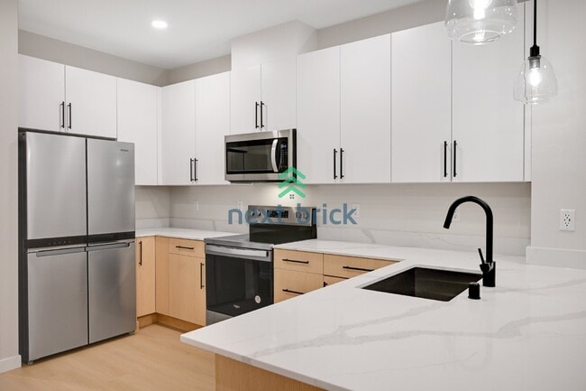Building Photo - Spacious 3-Bedroom Townhouse Retreat with 3 Full Baths in Bothell - 1,551 Sq. Ft. of Modern Comfort!
