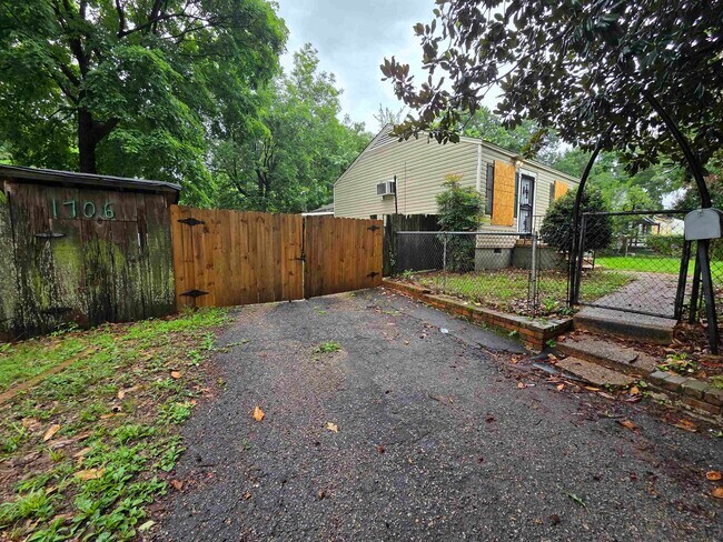 Building Photo - 1706 Echles St