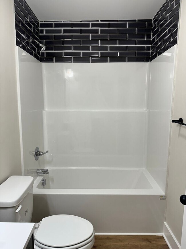 Building Photo - 102 W 15th Ave