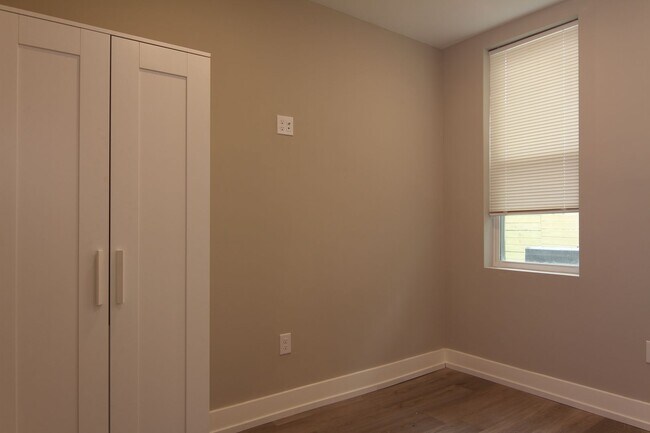 Building Photo - 1649 Pratt St