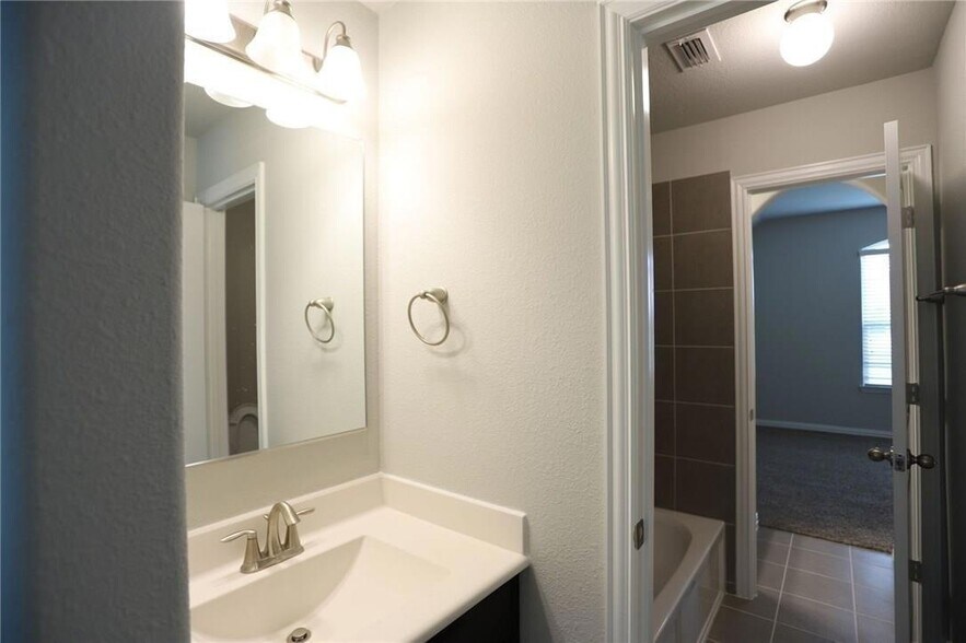 Building Photo - 15928 Holly Crk