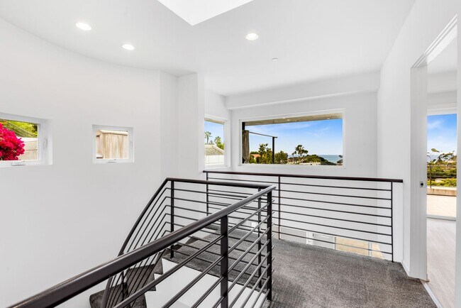 Building Photo - 3 Bed 3 Bath Ocean View, Penthouse "Mark Singer" Residence in Downtown Laguna Beach