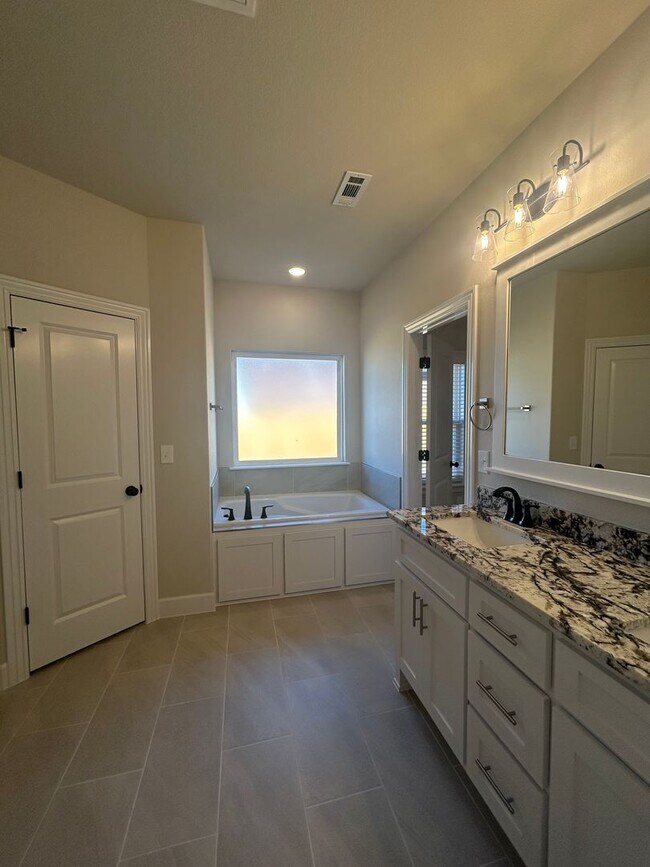 Building Photo - Beautiful Modern Home in Pea Ridge!