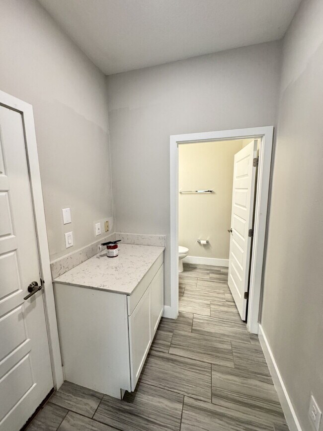 Building Photo - "Spacious 4-Bed Home with Granite Countert...