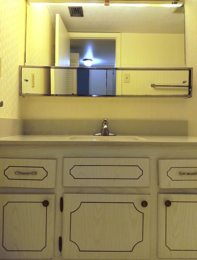 Building Photo - Nice, clean, one-bedroom ground floor unit