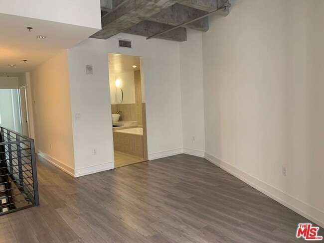 Building Photo - 727 W 7th St