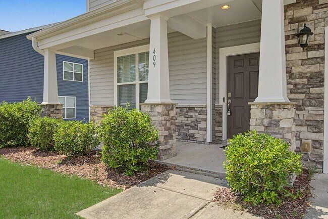 Building Photo - 5-Bedroom Home w/ Fenced-in BackYard in Knightdale
