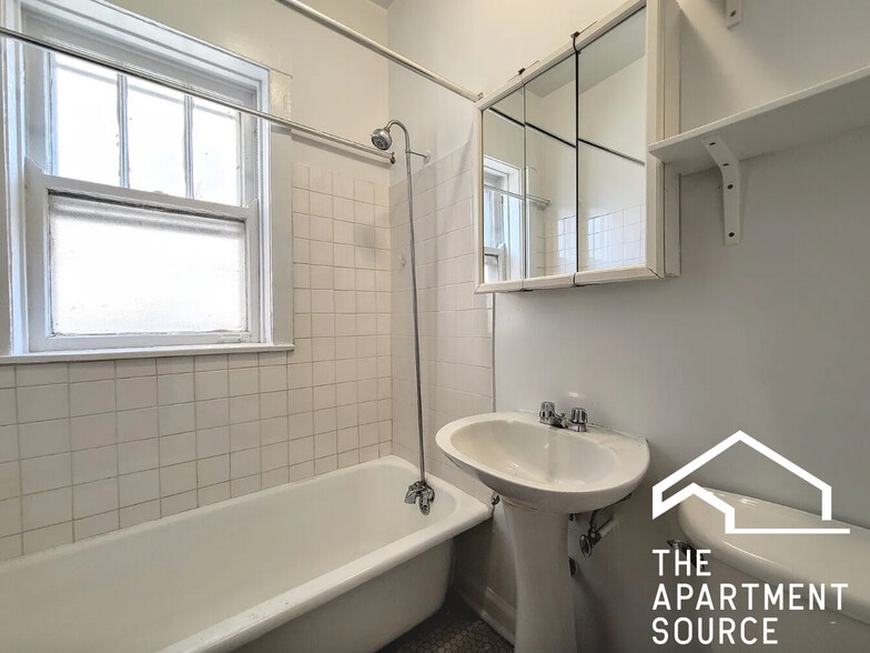 Building Photo - 820 W Waveland Ave