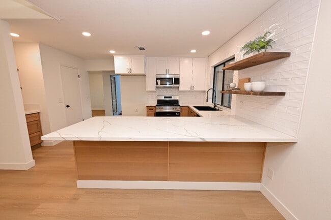 Building Photo - 8418 N Del Mar Ave
