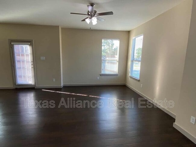 Building Photo - 3625 Valley Vista Dr