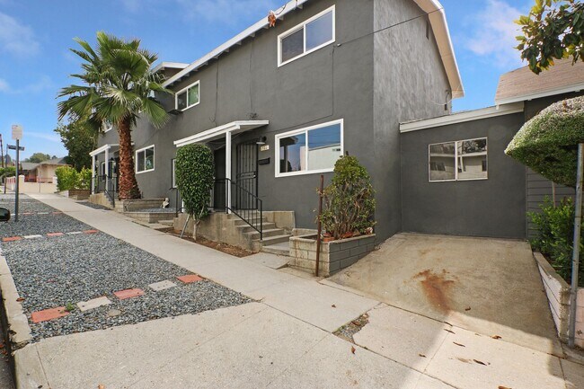 Primary Photo - 2 Bed / 1 and 1/2 Bath Townhouse in Highla...