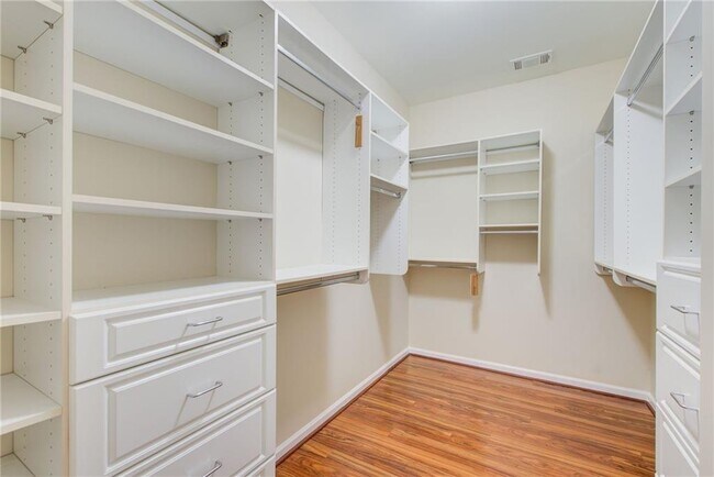 Building Photo - 529 Olympic Way