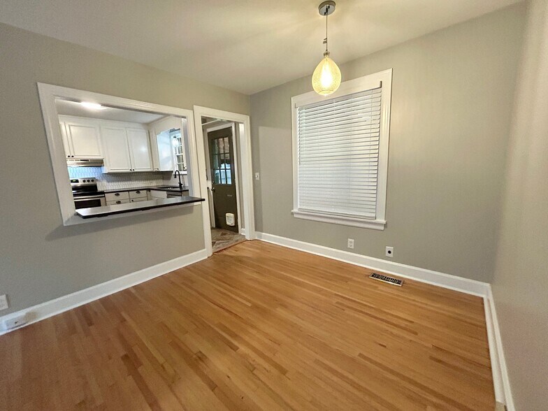 Building Photo - 247 Graeme Dr