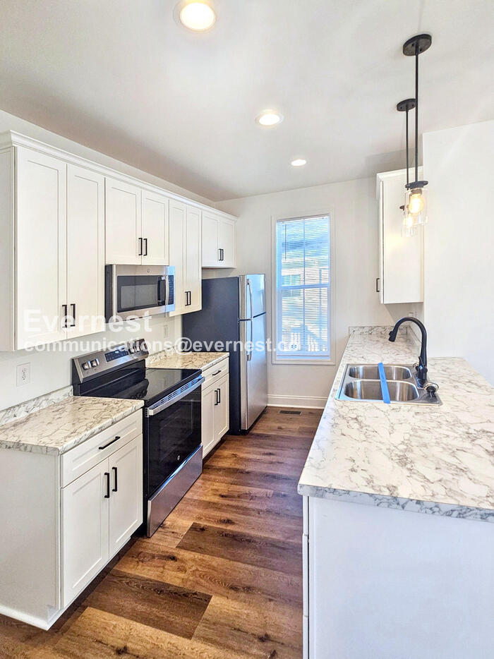 Building Photo - 112 W 21st Ave