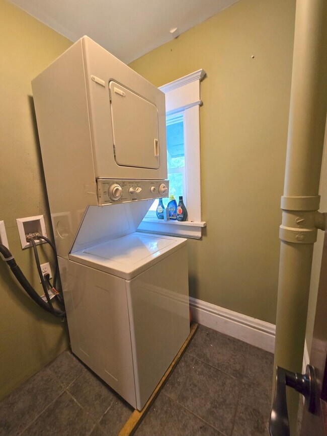 Building Photo - SINGLE FAMILY HOME! Great Location! Laundry, Wood Floors and Parking!
