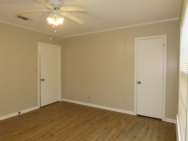 Building Photo - Cozy 2 Bedroom Home