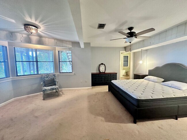 Building Photo - Beautiful 3B/3.5B Waterfront Fully Furnish...