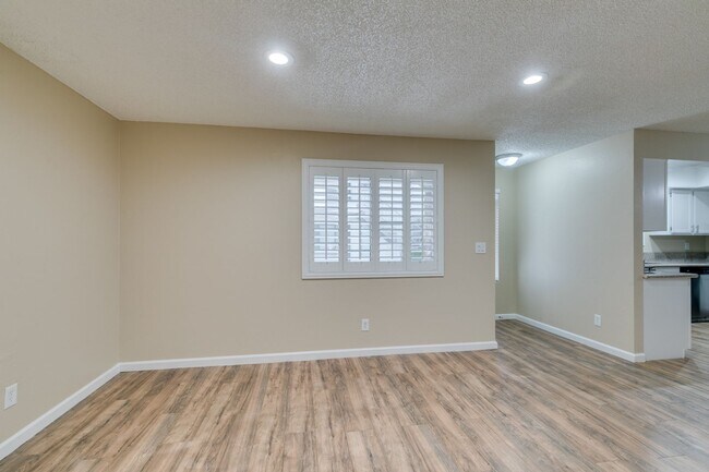 Building Photo - GORGEOUS 2 BEDROOMS CONDO*JUST COMPLETED U...