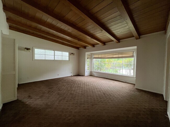 Building Photo - Encino 3+3 w/gated entry, pool + solar panels!