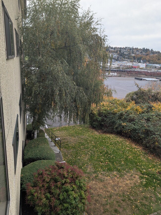 Building Photo - 2550 Thorndyke Ave W