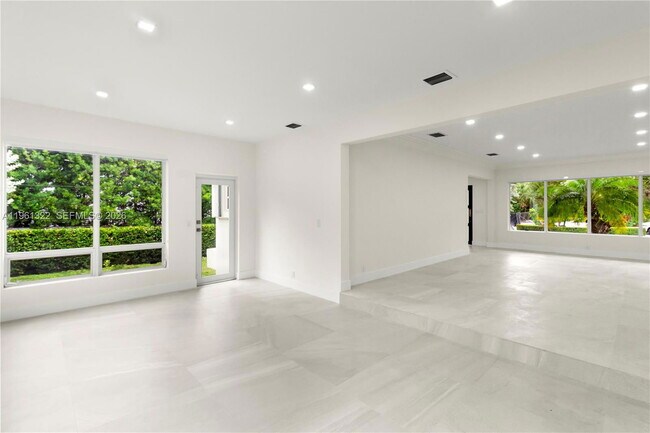 Building Photo - 1261 NE 98th St