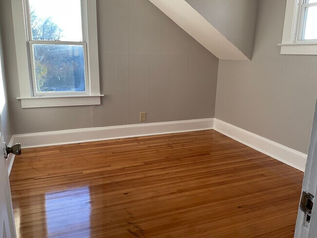 Building Photo - 16 Lake St