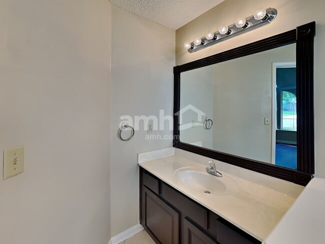 Building Photo - 8216 Leafcrest Dr