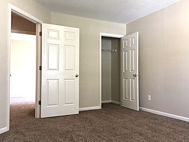 Building Photo - 5640 Regent Village Dr