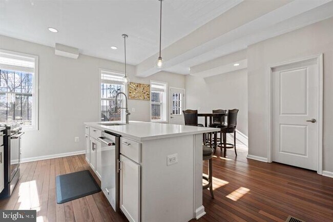Building Photo - 444 Kenyon St NW