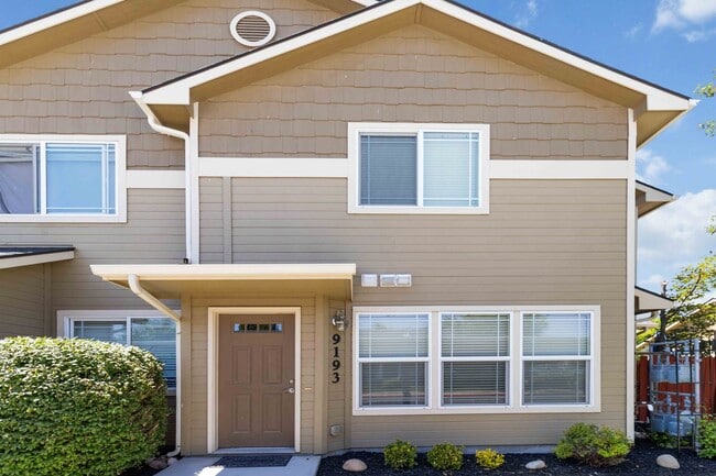 Building Photo - 2 bedroom Townhome