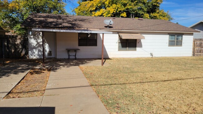 Building Photo - Leasing now! Cozy and comfortable 3/2/2 Brick Home Available for August