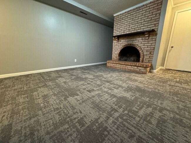 Building Photo - Stunning 3 Bedroom 2 Bathroom Home in Burn...