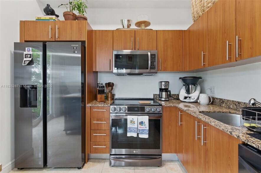 Building Photo - 2701 SW 3rd Ave