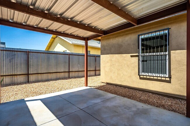 Building Photo - 615 S Santa Rita Ave