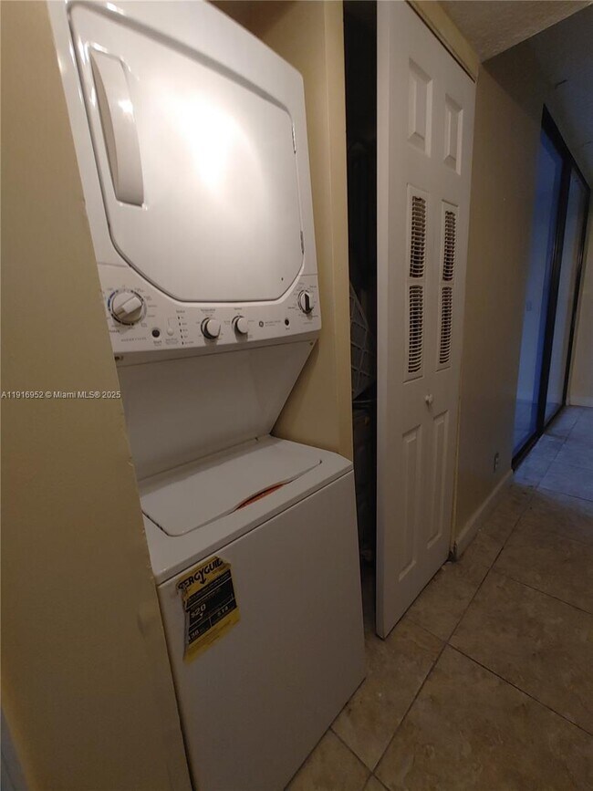 Building Photo - 212 Lake Pointe Dr