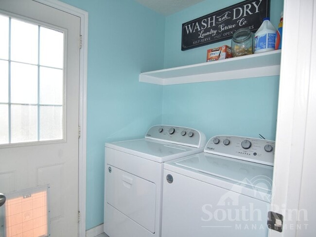 Building Photo - 916 Greenridge Ave