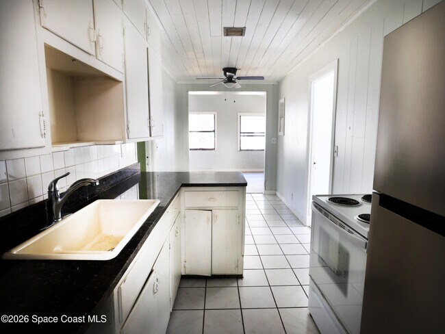 Building Photo - 317 Pineda St