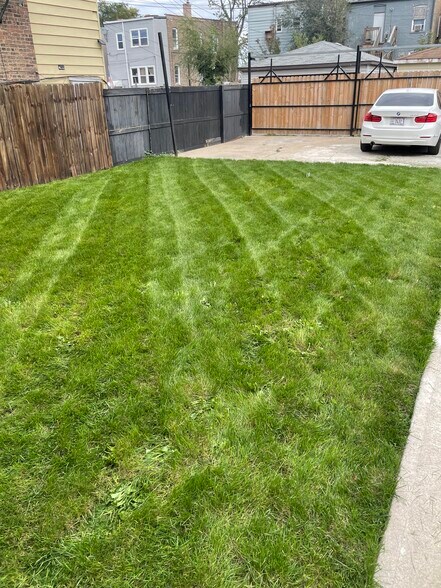 Back yard/parking - 1121 N Monticello Ave