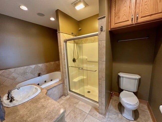 Building Photo - 6 bedroom, 4.5 bath Whitefish chain, 12 mo...