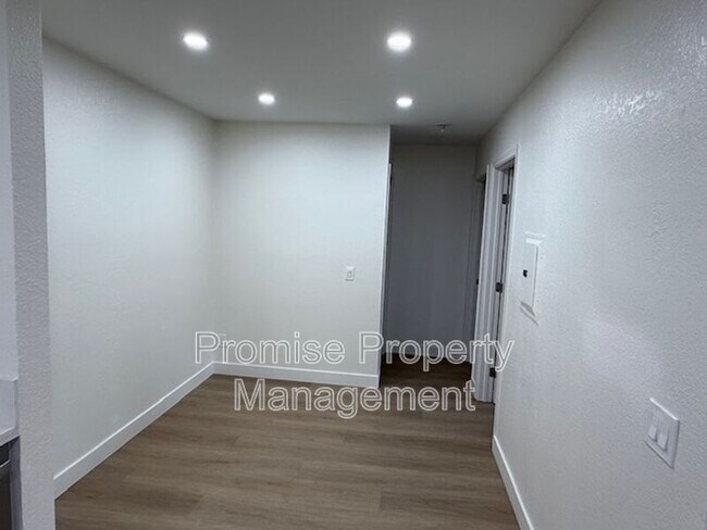 Building Photo - 1737 Bayview Heights Dr