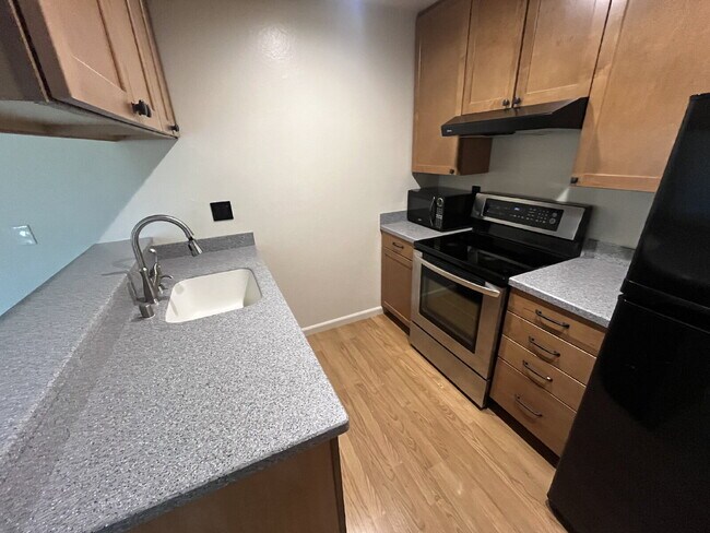 Building Photo - Downstairs 2 bedroom unit with parking and a patio