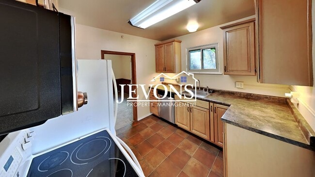 Building Photo - $895 Rent Credit - Charming 3-bedroom home with washer and dryer, an equipped kitchen, and nearby...
